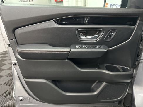 Used 2025 Honda Pilot TrailSport image 17