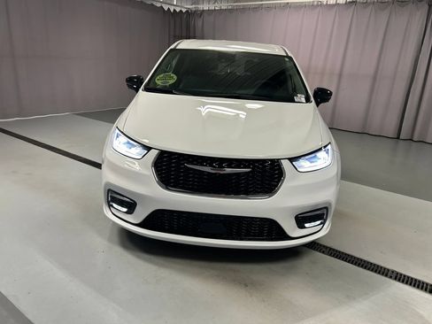 Used 2024 Chrysler Pacifica Touring-L w/ Uconnect Theater Family Group FWD image 2