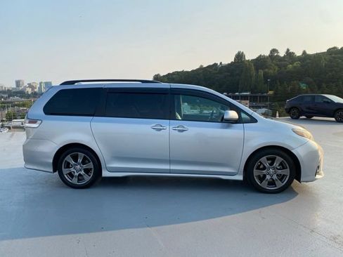 Used 2020 Toyota Sienna SE w/ SE Preferred Package FWD image 2