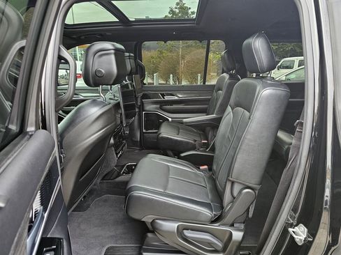 Used 2022 Jeep Wagoneer Series III w/ Premium Group I AWD/4WD image 13
