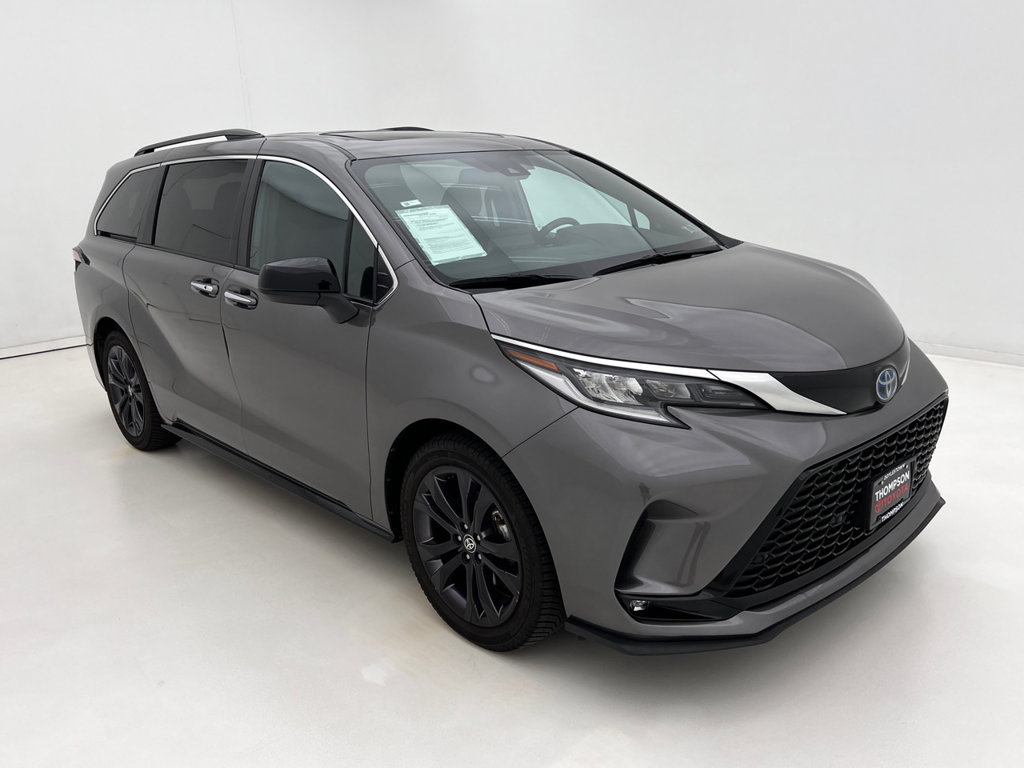 Used 2022 Toyota Sienna XSE w/ XSE Plus Package FWD image 2