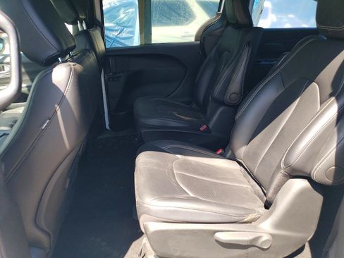 Used 2024 Chrysler Pacifica Limited FWD image 9