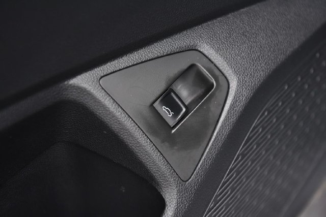 Used 2025 Volkswagen Jetta SE w/ Sunroof Package FWD image 9