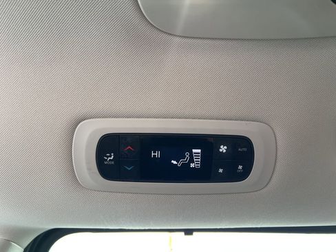 Used 2023 Chrysler Pacifica Touring-L image 28