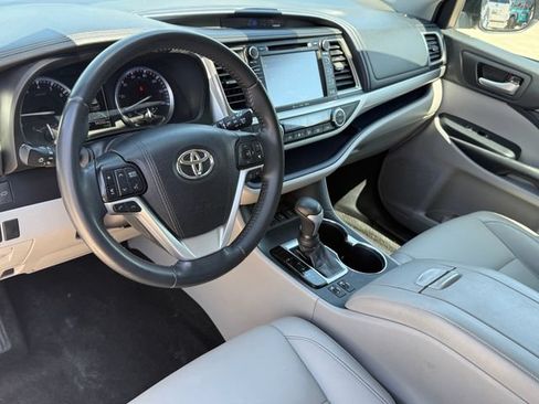 Used 2019 Toyota Highlander XLE AWD/4WD image 8