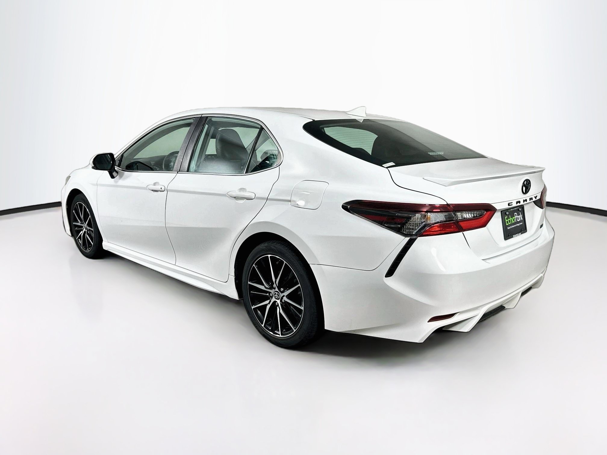 Used 2022 Toyota Camry SE w/ Audio Upgrade Package FWD image 5