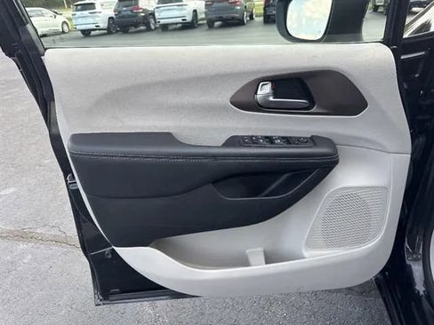 Used 2023 Chrysler Voyager LX FWD image 7