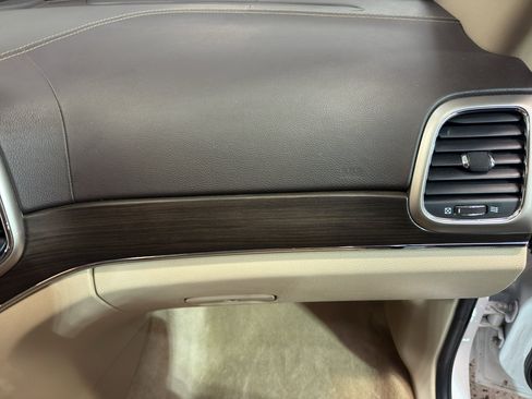 Used 2017 Jeep Grand Cherokee Overland image 23