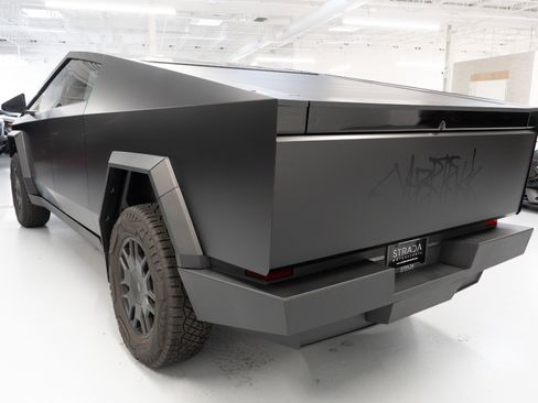 Used 2024 Tesla Cybertruck AWD Crew Cab image 6