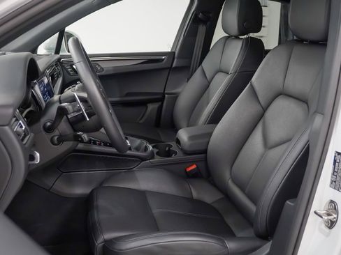 Certified 2025 Porsche Macan image 5