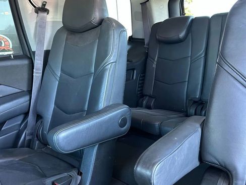 Used 2015 Cadillac Escalade Luxury image 7