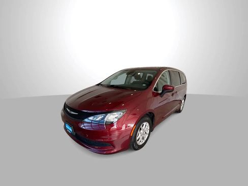Used 2023 Chrysler Voyager LX image 4