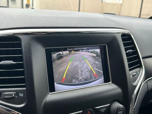 Used 2018 Jeep Grand Cherokee Limited image 27