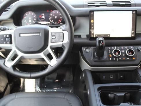 Used 2024 Land Rover Defender 110 SE image 4