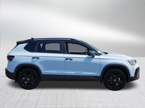 Certified 2025 Volkswagen Taos SE AWD/4WD image 8