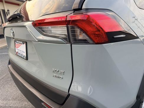 Used 2019 Toyota RAV4 XLE AWD/4WD image 11