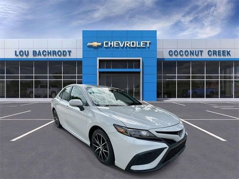 Used 2024 Toyota Camry SE image 1