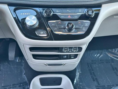 Used 2022 Chrysler Pacifica Touring-L FWD image 15