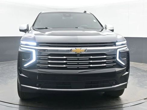 Used 2025 Chevrolet Suburban Premier AWD/4WD image 3