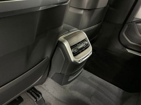 Used 2024 BMW i7 xDrive60 image 21