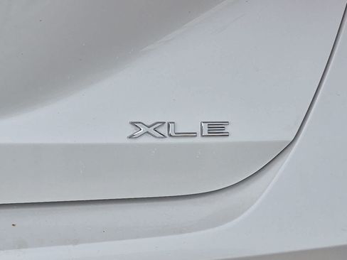 Used 2021 Toyota Avalon XLE w/ Moonroof Package FWD image 18