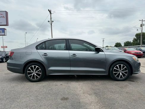 Used 2016 Volkswagen Jetta SE FWD image 3