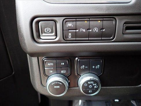 Used 2023 GMC Yukon SLE AWD/4WD image 16