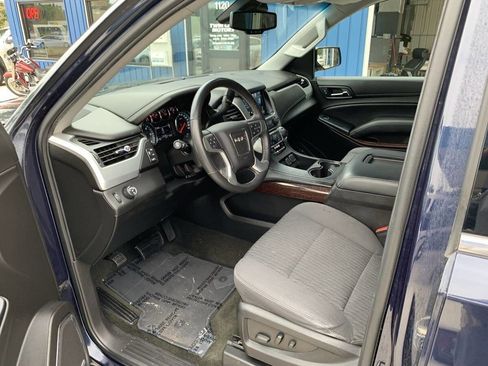 Used 2017 GMC Yukon XL SLE w/ SLE Value Package image 10