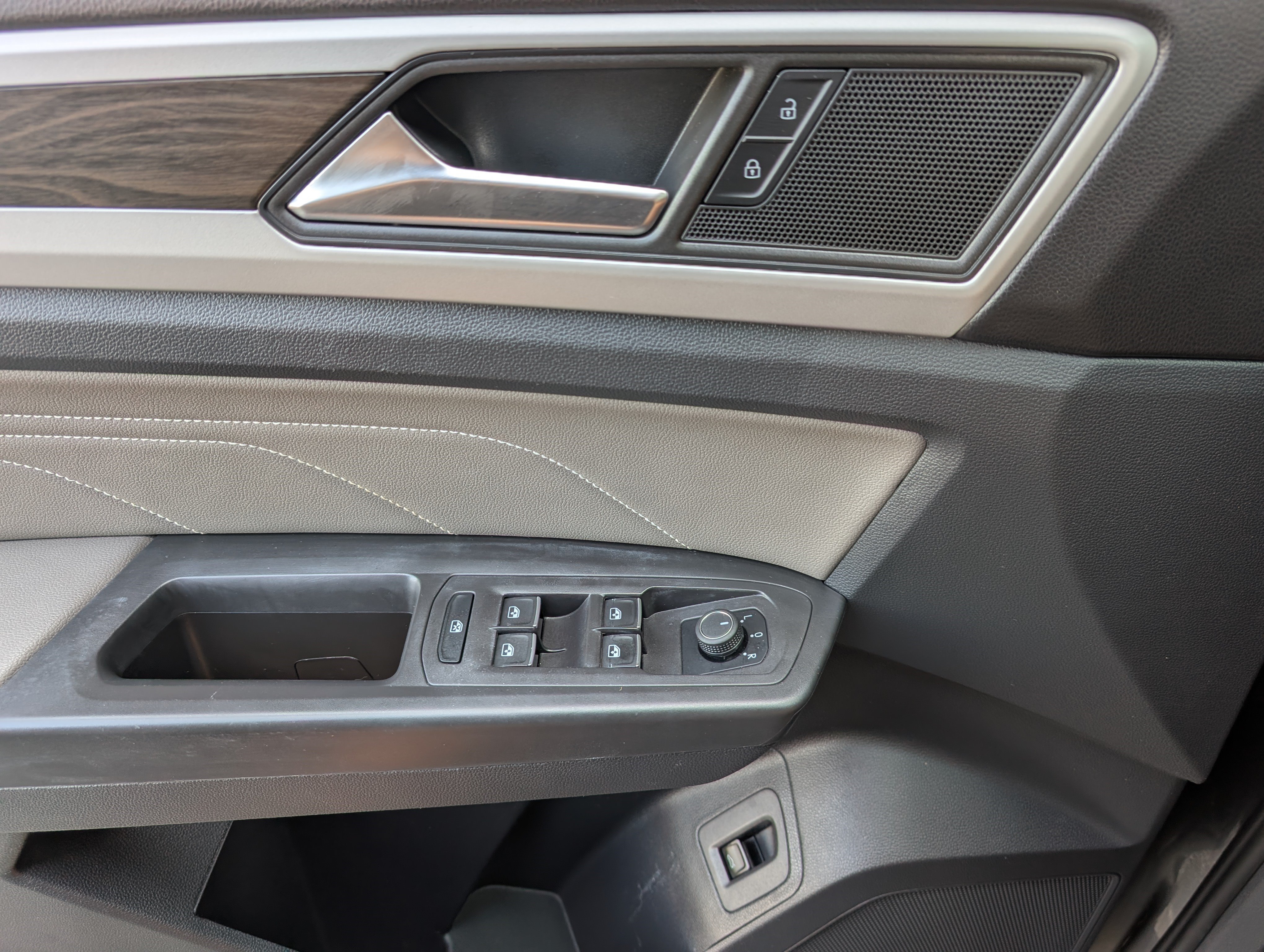 Used 2023 Volkswagen Atlas SE w/ Black Wheel Package FWD image 15