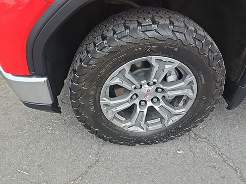 Used 2023 GMC Sierra 1500 SLE w/ X31 Off-Road Package image 4