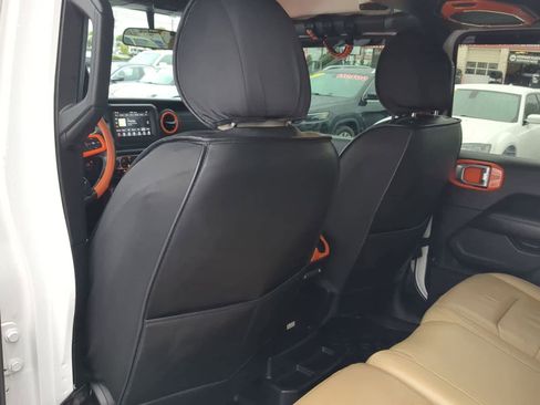 Used 2019 Jeep Wrangler Unlimited Sahara w/ Cold Weather Group AWD/4WD image 18