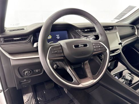 Used 2026 Jeep Grand Cherokee Limited AWD/4WD image 4