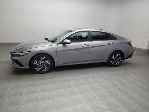 Used 2025 Hyundai Elantra SEL image 2