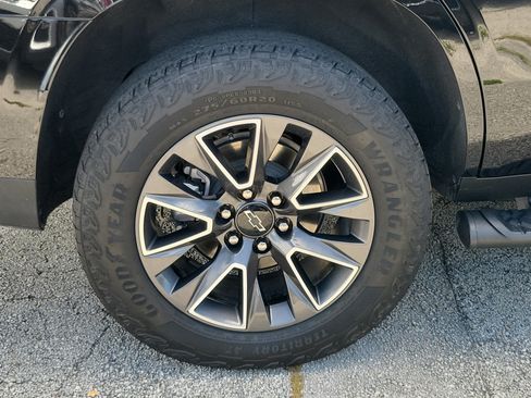 Used 2023 Chevrolet Tahoe Z71 w/ Luxury Package AWD/4WD image 5