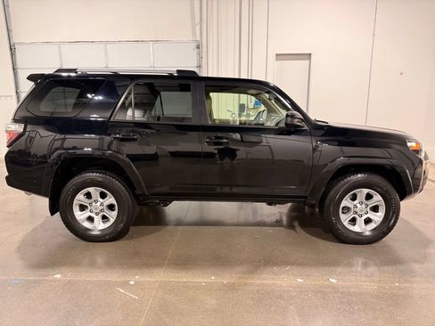 Used 2020 Toyota 4Runner SR5 AWD/4WD image 4
