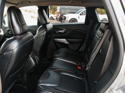 Used 2018 Jeep Cherokee Trailhawk AWD/4WD image 26