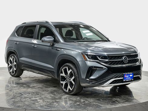 Used 2022 Volkswagen Taos SEL w/ Panoramic Sunroof Package image 11
