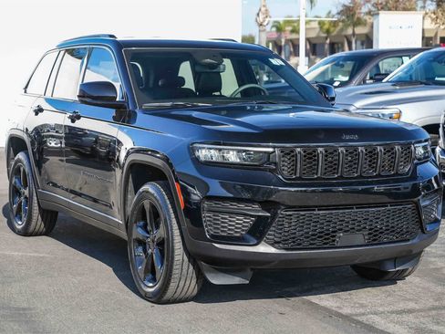 Used 2023 Jeep Grand Cherokee Altitude image 3