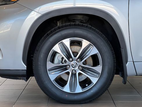 Certified 2022 Toyota Highlander XLE image 28