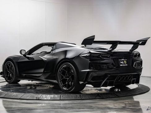 Used 2025 Chevrolet Corvette Z06 RWD image 12