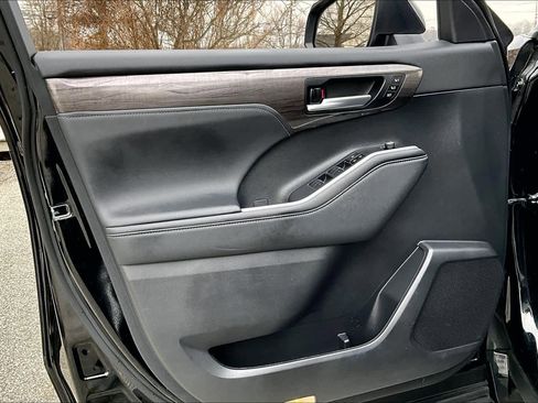 Used 2023 Toyota Highlander Limited image 22