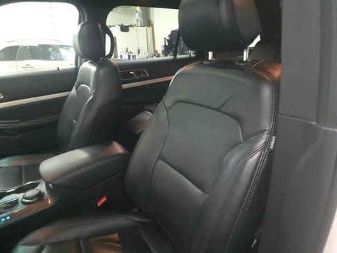 Used 2017 Ford Explorer XLT w/ Equipment Group 202A AWD/4WD image 17
