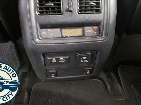 Used 2019 Nissan Pathfinder SL AWD/4WD image 34