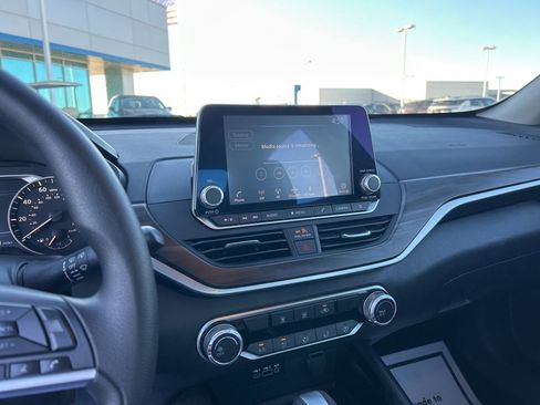 Used 2024 Nissan Altima 2.5 SV image 19