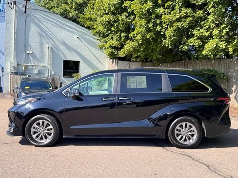 Used 2023 Toyota Sienna XLE FWD image 3