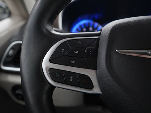 Used 2018 Chrysler Pacifica Touring-L Plus image 28