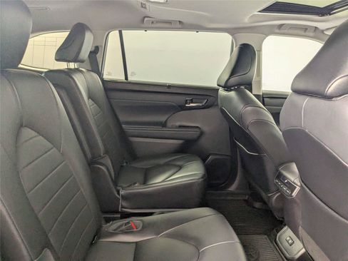 Used 2021 Toyota Highlander XLE FWD image 29