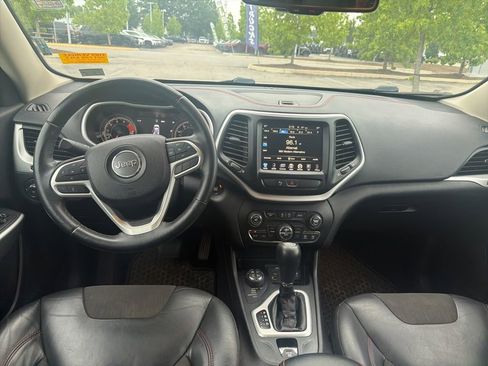 Used 2018 Jeep Cherokee Trailhawk w/ Comfort/Convenience Group AWD/4WD image 9