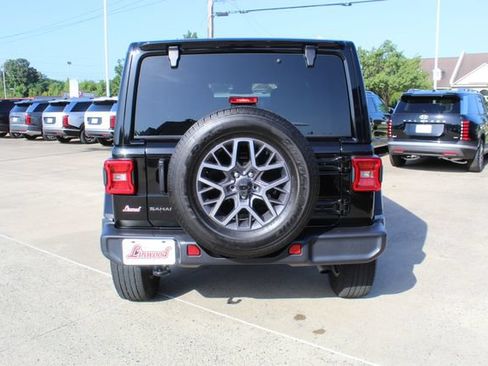 Used 2025 Jeep Wrangler Unlimited Sahara AWD/4WD image 5