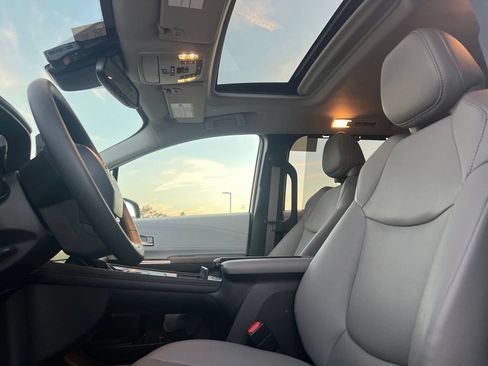 Used 2025 Toyota Sienna XLE FWD image 9